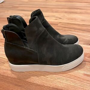 Steve Madden Camo Wedge Sneakers Size 8.5